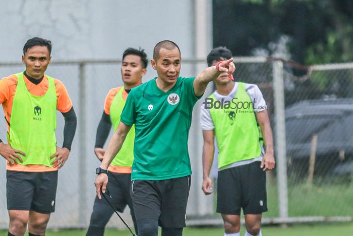 Asisten pelatih timnas U-22 Indonesia, Kurniawan Dwi Yulianto (tengah), sedang memberikan intiuksi kepada para pemainnya di Lapangan B, Senayan, Jakarta, Kamis (2/3/2023).
