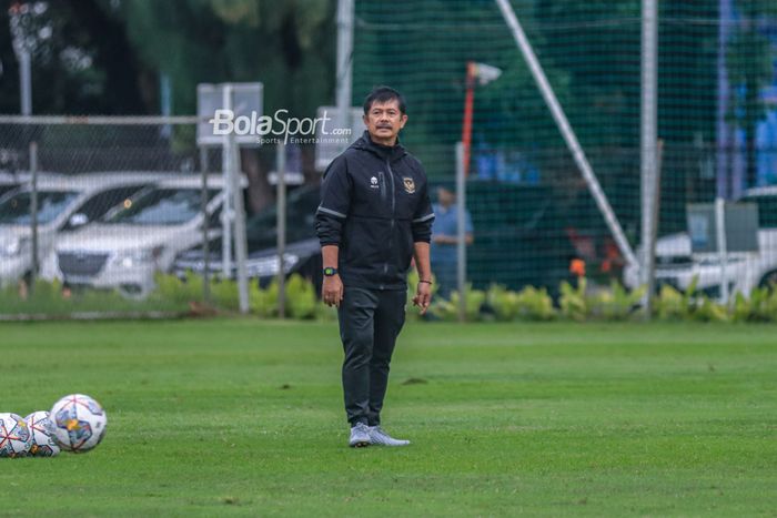 Pelatih timnas U-22 Indonesia, Indra Sjafri, sedang memantau para pemainnya berlatih di Lapangan B, Senayan, Jakarta, Kamis (2/3/2023).