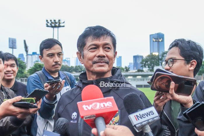 Pelatih timnas U-22 Indonesia, Indra Sjafri, sedang memberikan keterangan kepada awak media seusai berlatih di Lapangan B, Senayan, Jakarta, Kamis (2/3/2023).