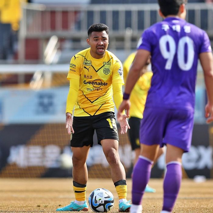 Bek timnas Indonesia, Asnawi Mangkualam menjalani debut bersama Jeonnam Dragons.