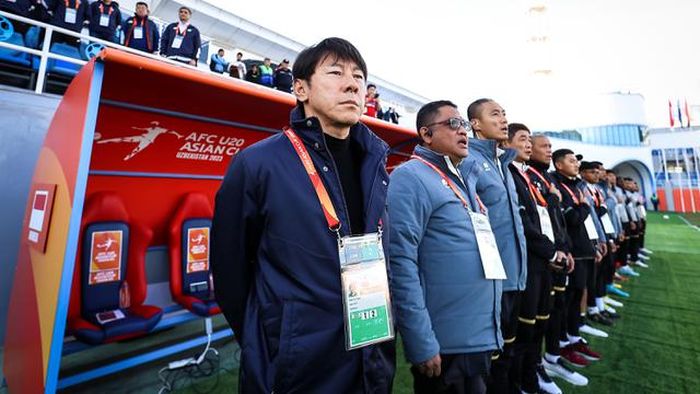 Pelatih timnas U-20 Indonesia Shin Tae-yong dan jajaran tim ofisial saat menghadapi Irak pada ajang Piala Asia U-20 2023 di Stadion Lokomotiv, Tashkent, Uzbekistan, Rabu (1/3/2023). 