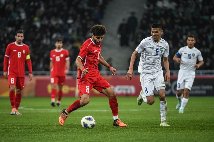 Pemain Suriah, Mahmoud Nayef (jersey merah) saat melawan Uzbekistan di Piala Asia U-20 2023.