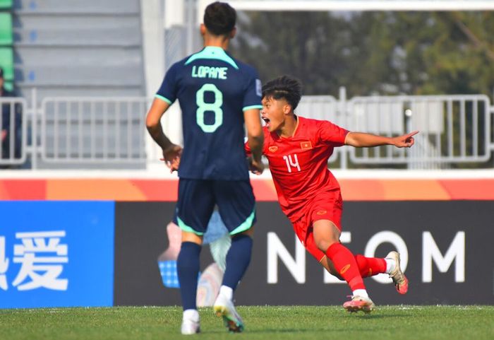 Selebrasi striker Vietnam U-20, Nguyen Quoc Viet, usai membobol gawang Australia U-20 di Grup B Piala Asia U-20 2023.