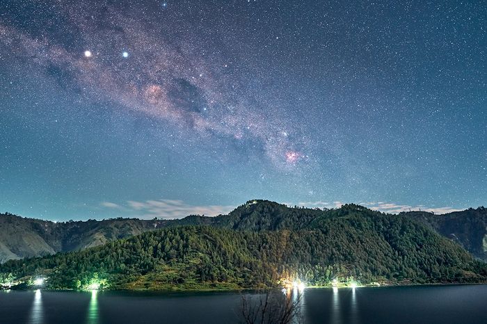 Danau Toba layak ditahbiskan sebagai Destinasi Super Prioritas. Inilah danau menakjubkan yang ditetapkan UNESCO sebagai Global Geopark, terbentuk akibat letusan supervolcano dengan catatan index ledakan gunung berapi terbesar di dunia. Kini danau itu membentuk peradaban masyarakat yang amat unik ser
