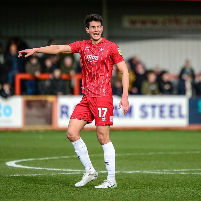 Elkan Baggott, saat menjalani debut bersama Cheltenham Town melawan Barnsley FC, Sabtu (18/2/2023).