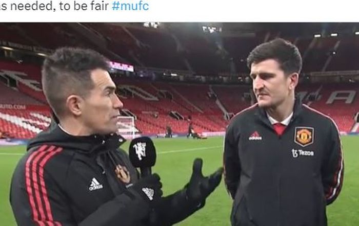 Bek tengah Manchester United, Harry Maguire, menjalani wawancara seusai laga ronde kelima Piala FA kontra West Ham United di Stadion Old Trafford, Rabu (1/3/2023).