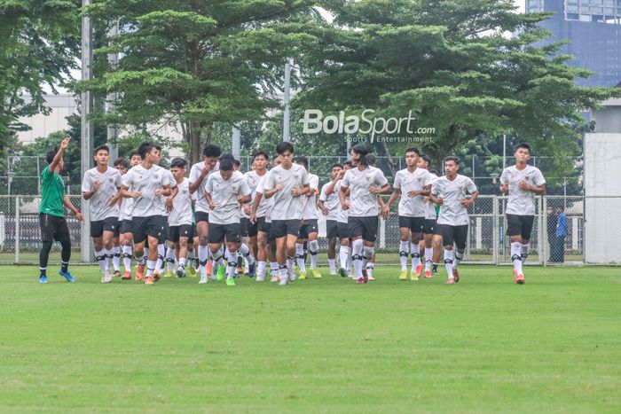 Skuat timnas U-22 Indonesia (skuad timnas U-22 Indonesia) sedang joging alias berlari santai saat berlatih di Lapangan B, Senayan, Jakarta, Kamis (2/3/2023).