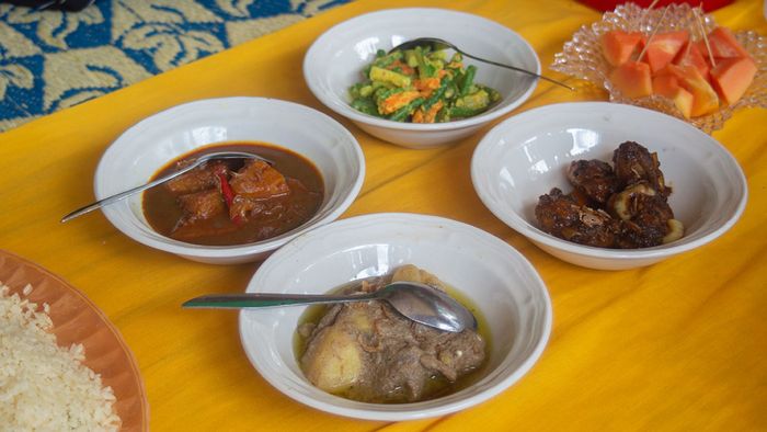 Hidangan khas melayu yang dapat dinikmati untuk santap siang adalah nasi minyak dengan lauk daging masak Kormak, pacri nanas, ayam kecap, dan acar kuning.