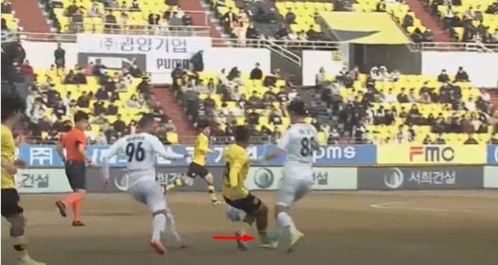Pelanggaran Asnawi Mangkualam yang diganjar kartu merah oleh wasit setelah berdiskusi dengan VAR di laga Jeonnam Dragons vs Gyeongnam (5/3/2023). 