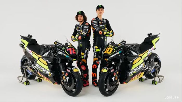 Luca Marini dan Marco Bezzecchi dengan livery terbaru VR46 Mooney Racing Team pada peluncuran tim untuk MotoGP 2023, Senin (6/3/2023).