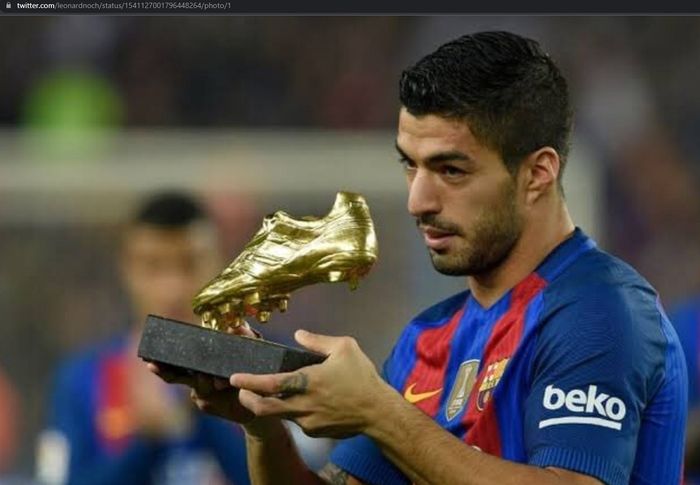 Luis Suarez saat menerima penghargaan Golden Boot bersama Barcelona saat musim 2015-2016.