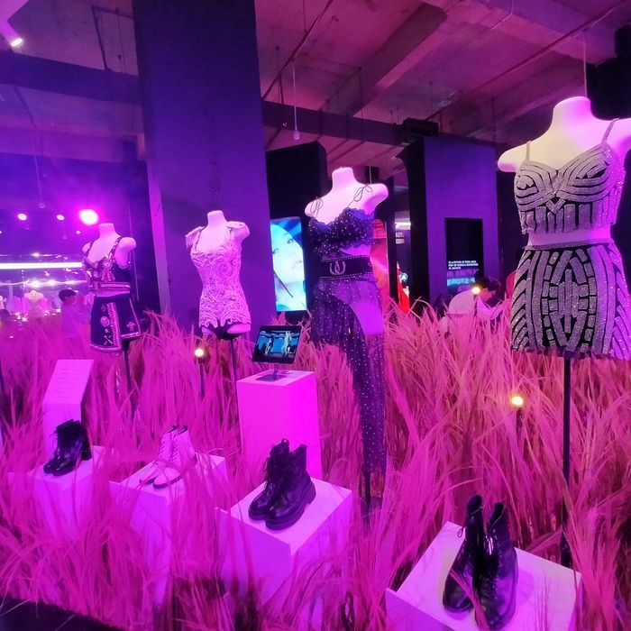 Kostum Blackpink di Cochela.