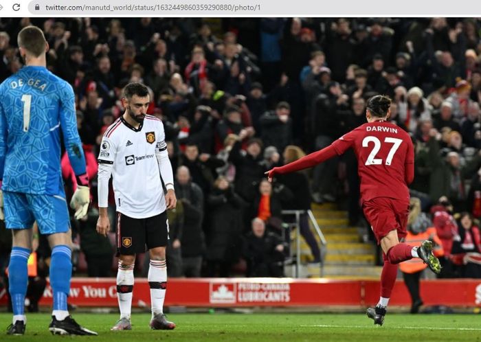 David de Gea dan Bruno Fernandes tampak lesu setelah gawang Manchester United dibobol oleh penyerang Liverpool, Darwin Nunez, dalam lanjutan Liga Inggris 2022-2023 di Stadion Anfield, Minggu (5/3/2023).