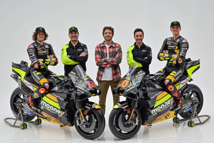 Potret pembalap dan petinggi tim Mooney VR46 berpose dengan motor dan livery untuk MotoGP 2023. Dari kiri: Marco Bezzecchi, Direktur Tim Alessio Salucci, Pemilik Valentino Rossi, Manajer Tim Pablo Nieto, dan Luca Marini.  