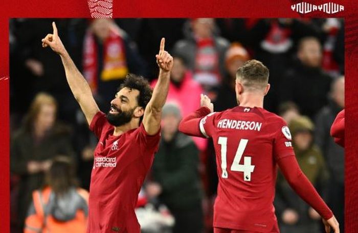 Mohamed Salah (kiri) menjadi pemain terproduktif Liverpool lewat dua gol sumbangannya saat menghancurkan Manchester United pada matchday 25 Liga Inggris musim 2022-2023 di Anfield, Minggu (5/3/2023). 