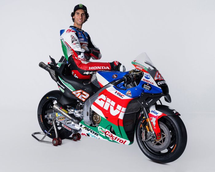 Pembalap LCR Honda Castrol, Alex Rins saat peluncuran livery baru untuk MotoGP 2023, Selasa (7/3/2023).