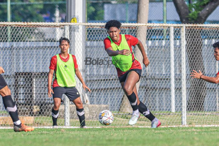 Braif Fatari (kanan) sedang menguasai bola dalam sesi latihan timnas U-22 Indonesia di Lapangan B, Senayan, Jakarta, Selasa (7/3/2023),