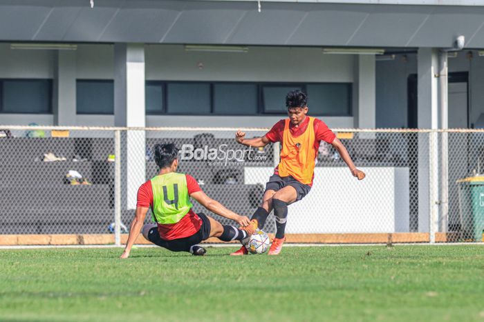 Penyerang timnas U-22 Indonesia, Sutan Zico (kanan), sedang berusaha melewati lawannya dalam sesi latihan di Lapangan B, Senayan, Jakarta, Selasa (7/3/2023),