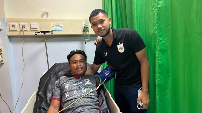 Pemain PSIS Semarang, Farrel Arya menjenguk langsung pemain Madura Unieted, Ricki Ariansyah di rumah sakit