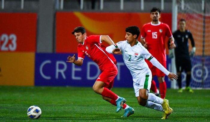 Duel pemain Irak dan Suriah pada laga terakhir Grup A Piala Asia U-20 2023.