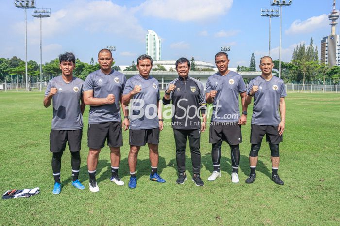 (Dari kiri ke kanan) tim kepelatihan timnas U-22 Indonesia diantaranya Alex Alda, Sahari Gultom, Bima Sakti, Indra Sjafri, Eko Purjianto, dan Kurniawan Dwi Yulianto sedang berfoto bersama di Lapangan B, Senayan, Jakarta, Selasa (7/3/2023).