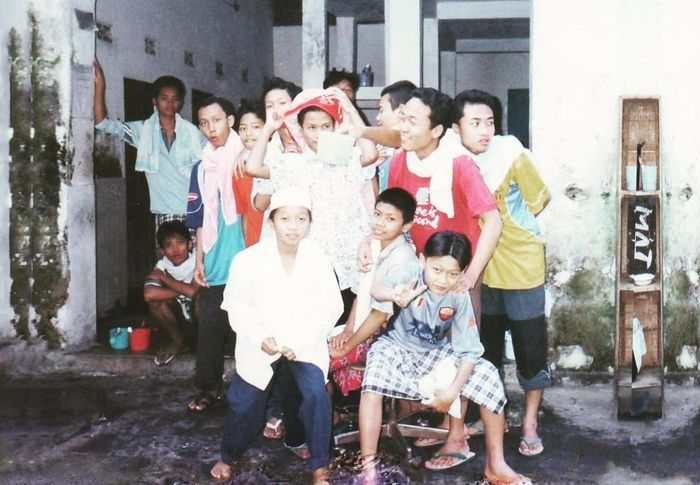 Suasana budaya antre mandi di Pondok Pesantren Imam Syuhodo, Sukoharjo sekitar awal 2000-an. Terlihat sejumlah santri berkalung handuk dalam budaya mengantre mandi.