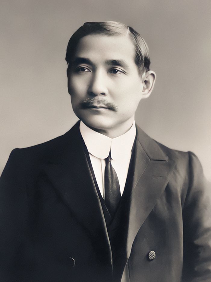 Sun Yat-sen. Dia adalah satu-satunya tokoh dari masa revolusi awal yang dihormati sebagai Bapak Bangsa oleh orang-orang di Republik Rakyat Tiongkok dan Taiwan.