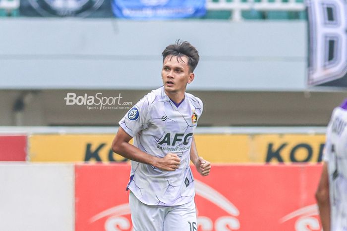 Bek Persik Kediri, Hamra Hehanussa, saat berlaga dalam laga pekan ke-29 Liga 1 2022 di Stadion Pakansari, Bogor, Jawa Barat, Rabu (8/3/2023).