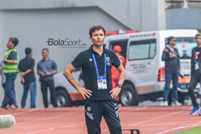 Pelatih Persib Bandung, Luis Milla, sedang memantau para pemainnya dalam laga pekan ke-29 Liga 1 2022 di Stadion Pakansari, Bogor, Jawa Barat, Rabu (8/3/2023).