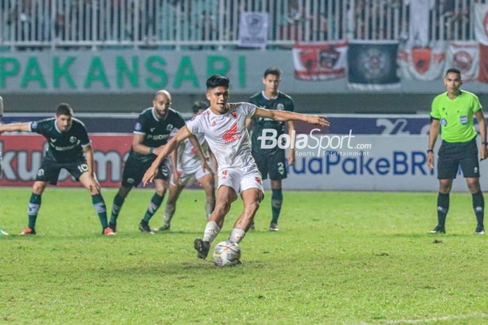 Penyerang PSM Makassar, Muhammad Ramadhan Sananta (tengah), sedang menendang penalti dalam laga pekan ke-29 Liga 1 2022 di Stadion Pakansari, Bogor, Jawa Barat, Kamis (9/3/2023).