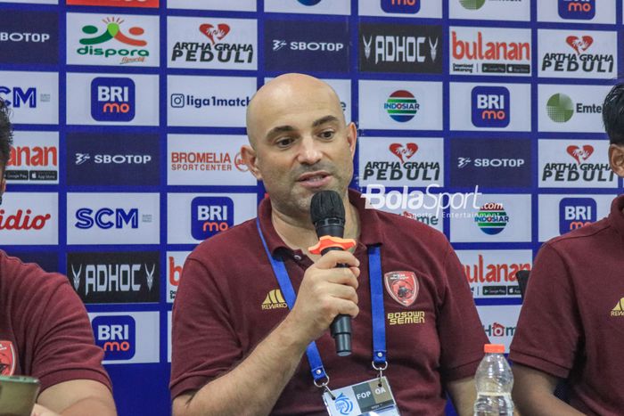 Pelatih PSM Makassar, Bernardo Tavares, sedang memberikan keterangan kepada awak media dalam sesi jumpa pers setelah laga pekan ke-29 Liga 1 2022 di Stadion Pakansari, Bogor, Jawa Barat, Kamis (9/3/2023).