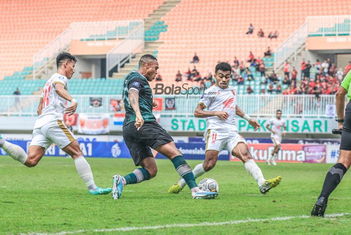 Striker asing Persikabo 1973, Pedro Henrique Cortes Oliveira Gois (tengah), sedang menendang bola dan berusaha dihalau pemain PSM Makassar bernama Yance Sayuri (kanan) dalam laga pekan ke-29 Liga 1 2022 di Stadion Pakansari, Bogor, Jawa Barat, Kamis (9/3/2023).