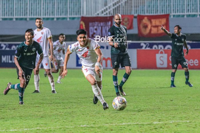 Striker PSM Makassar, Muhammad Ramadhan Sananta (depan), sedang mengejar bola dalam laga pekan ke-29 Liga 1 2022 di Stadion Pakansari, Bogor, Jawa Barat, Kamis (9/3/2023).