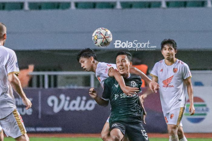 Pemain Persikabo 1973, Roni Sugeng Ariyanto (tengah), sedang berebut bola dengan pilar PSM Makassar bernama Ananda Raehan Alief (kiri) dalam laga pekan ke-29 Liga 1 2022 di Stadion Pakansari, Bogor, Jawa Barat, Kamis (9/3/2023).