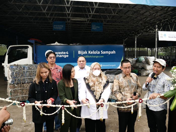 Seremonial Peresmian Rumah Pemulihan Material Waste4Change Bekasi oleh Perwakilan AC Ventures, Pemerintahan kota Bekasi, dan Deputi Kementerian Investasi