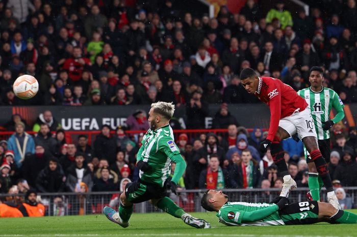 Striker Manchester United, Marcus Rashford, mencetak gol ke gawang Real Betis dalam laga leg pertama babak 16 besar Liga Europa 2022-2023 di Stadion Old Trafford, Kamis (9/3/2023).