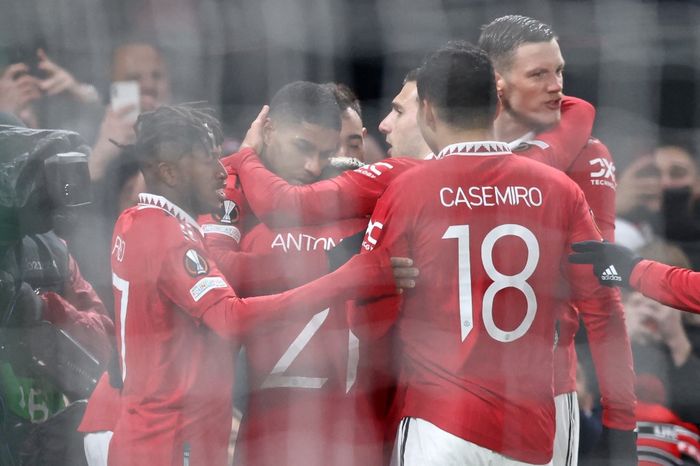 Para pemain Manchester United merayakan gol yang dicetak Marcus Rashford ke gawang Real Betis dalam laga leg pertama babak 16 besar Liga Europa 2022-2023 di Stadion Old Trafford, Kamis (9/3/2023).