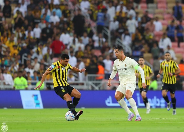 Aksi Cristiano Ronaldo dalam laga Al Nassr kontra Al Ittihad di Liga Arab Saudi.