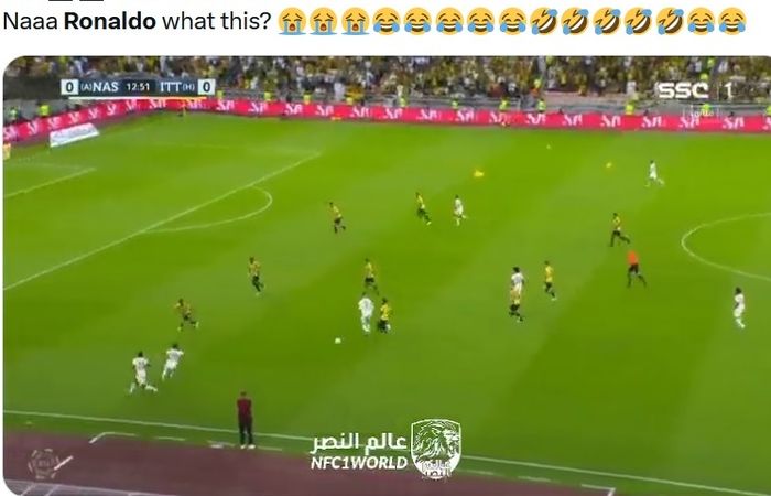 Cristiano Ronaldo salah melakukan passing dalam laga Al Ittihad vs Al Nassr.