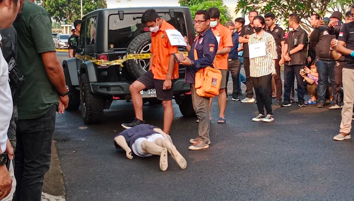 Dalam proses rekonstruksi, Mario Dandy diminta untuk kembali memperagakan rangkaian penyiksaan terhadap David Ozora. 