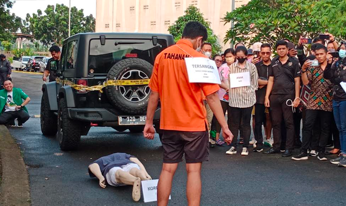 Tidak puas dengan push-up, Mario meminta David melakukan sikap taubat, yang kemudian tersangka Shane Lukas yang memeragakan. 