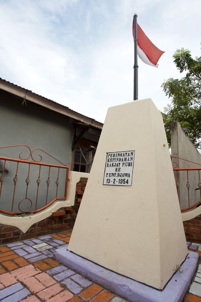 Monumen perpindahan warga Pulau Ubi ke Pulau Untung Jawa pada 1954.