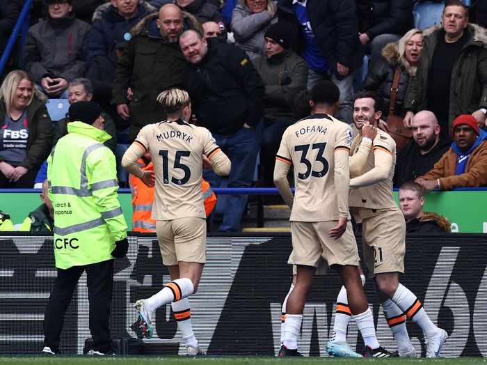 Bek Chelsea, Ben Chilwell (kanan), merayakan gol pembuka saat pertandingan sepak bola Liga Inggris  antara Leicester City dan Chelsea di Stadion King Power, Sabtu (11/3/2023)