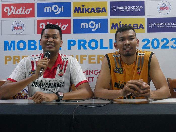 Asisten pelatih dan pemain Jakarta Bhayangkara Presisi, Ayip Rizal (kiri) dan Hernanda Zulfi (kanan) pada konferensi pers usai pertandingan final four Proliga 2023 di GOR Sritex Arena, Solo, Jawa Tengah, Sabtu (11/3/2023).