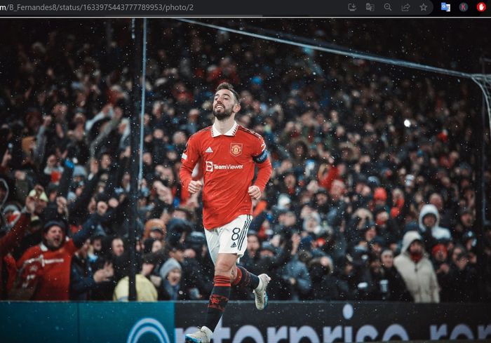 Bruno Fernandes saat merayakan gol untuk Manchester United ke gawang Real Betis dalam leg 1 babak 16 besar Liga Europa 2022-2023 di Stadion Old Trafford, Kamis (9/3/2023).