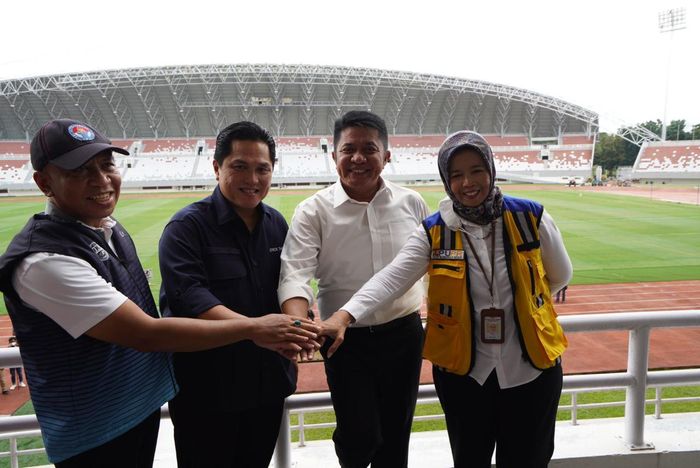 Menteri Pemuda dan Olahraga, Zainudin Amali dan Ketua Umum PSSI, Erick Thohir saat menginspeksi Stadion Jakabaring, Palembang