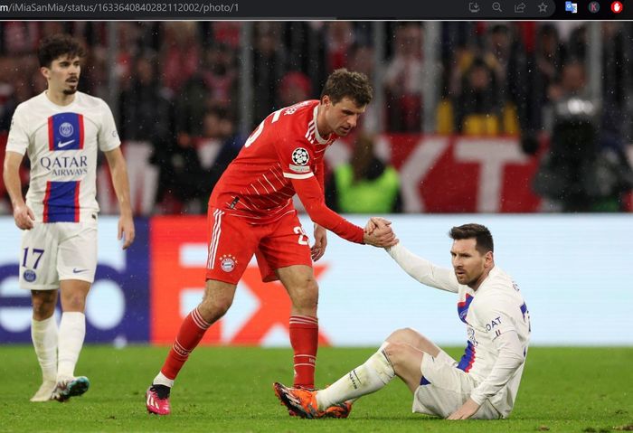 Aksi Thomas Mueller (kiri) membantu Lionel Messi (kanan) untuk berdiri dalam laga Bayern Muenchen vs PSG di Liga Champions 2022-2023.