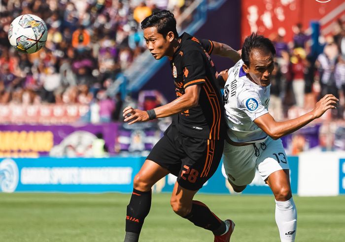Pemain Persik Kediri, Faris Aditama, berduel dengan pemain Persija Jakarta Birrul Walidain pada laga pekan ke-30 Liga 1 2022/2023.