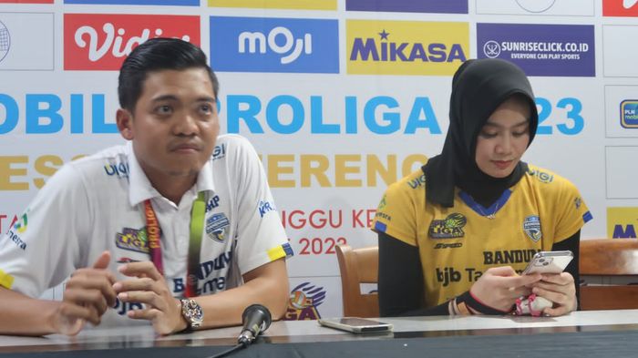 Asisten manajer Bandung bjb Tandamata, Adhik Rega Pahla (kiri) dan Wilda Siti Nur Fadhilah Sugandi (kanan) pada konferensi pers usai pertandingan final four Proliga 2023 kontra Jakarta Pertamina Fastron di GOR Sritex Arena, Solo, Jawa Tengah, Minggu (12/3/2023)