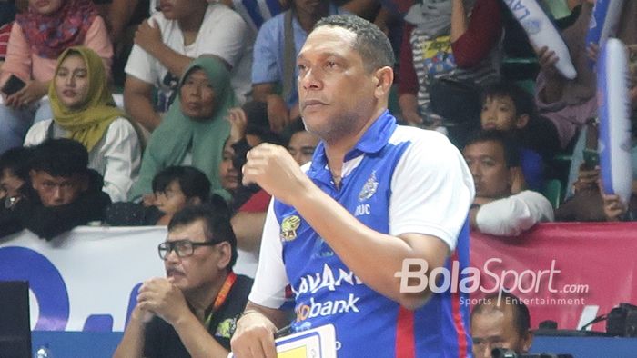 Pelatih Jakarta LavAni Allo Bank, Nicolas Ernesto Vives Coffigny, memberi instruksi kepada anak asuhnya saat pertandingan menghadapi Jakarta STIN BIN pada final four Proliga 2023 di GOR Sritex Arena, Solo, Jawa Tengah, 12 Maret 2023. 